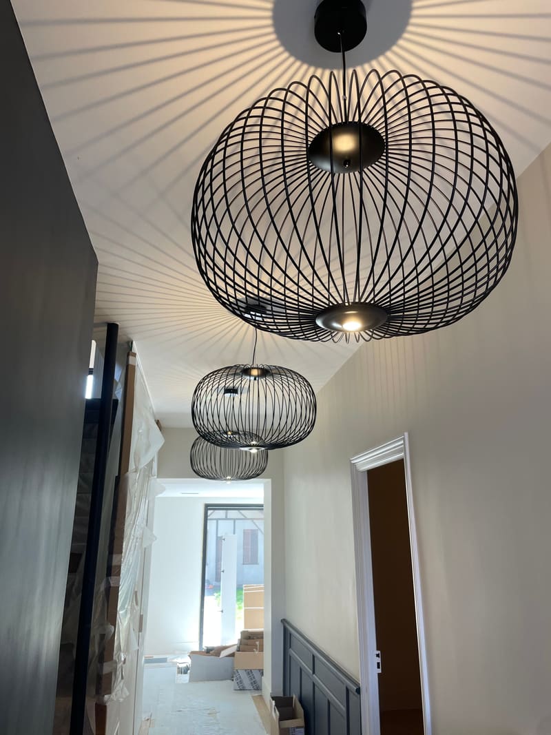 Suspensions métalliques installées par Jones Elec dans un couloir