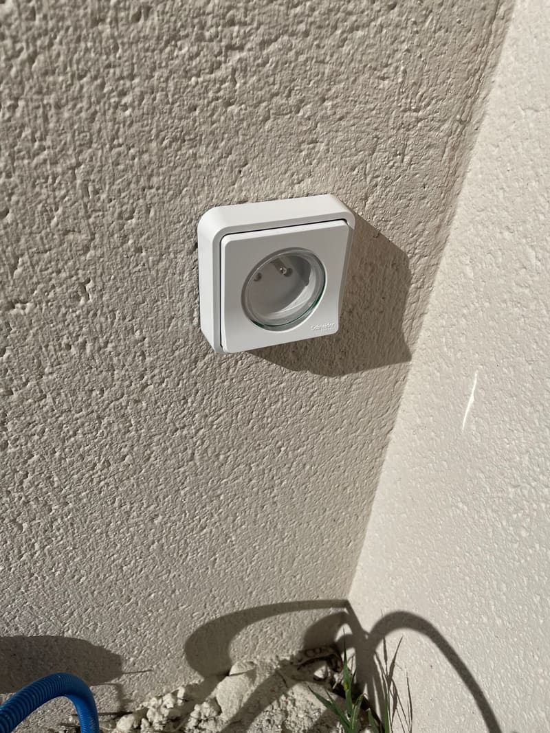 Prise de courant étanche posée sur un mur extérieur