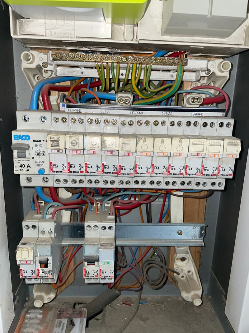 Ancien tableau électrique avant intervention