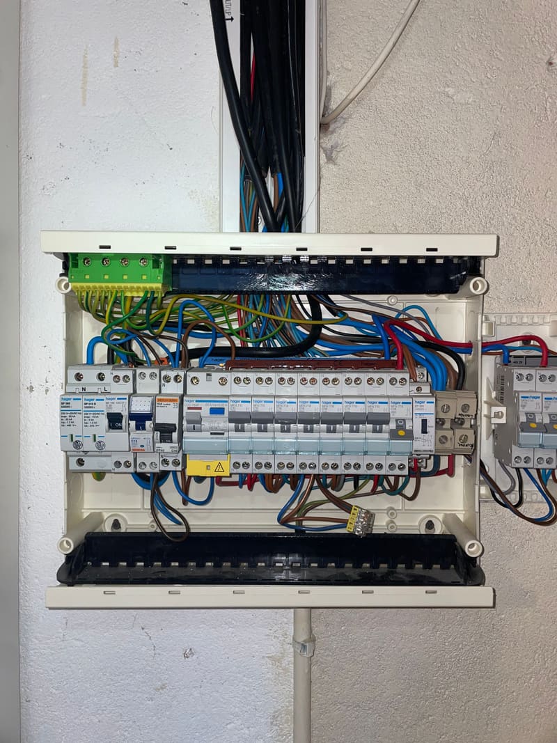 Ancien tableau électrique avant remplacement