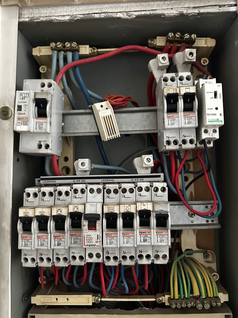 Tableau électrique ancien avant mise en sécurité